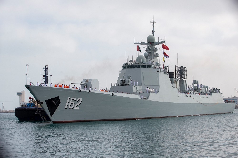 參展的052DL型驅逐艦「南寧號」，已抵達阿布達比靠港停泊。（取自IDEX 2023）