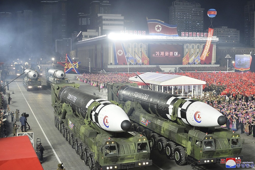 日、韓官方證實北韓18日再度進行飛彈試射，圖為北韓日前舉行夜間閱兵。（美聯社）