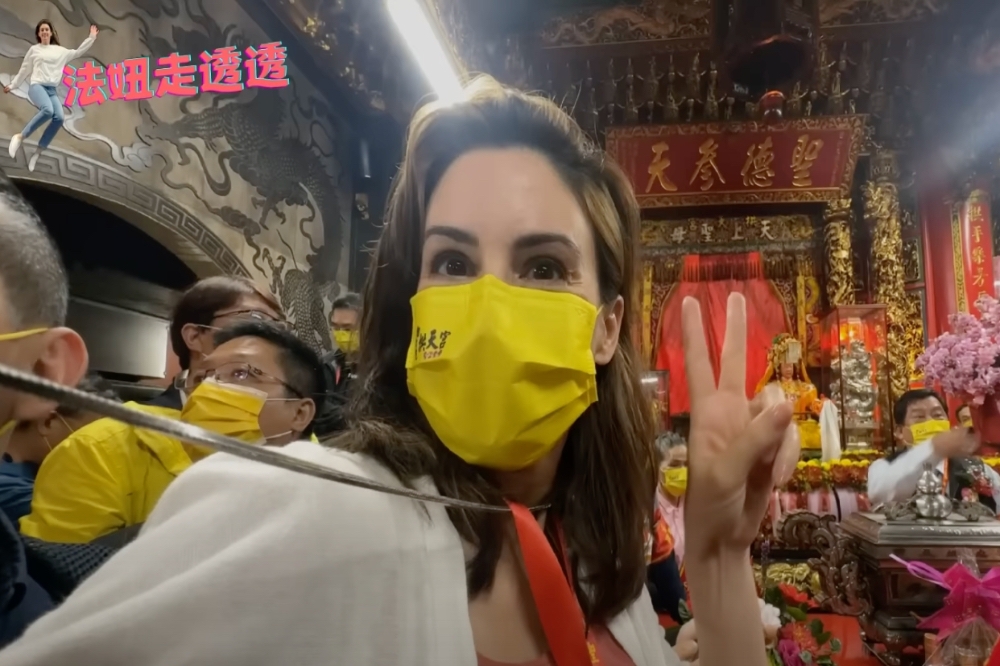 法國妞季茱莉（Julie Couderc）來台灣超過10年，第一次參加白沙屯媽祖起轎儀式，讓法妞直喊，「真的太開心啦！」（取自季茱莉YouTube頻道）