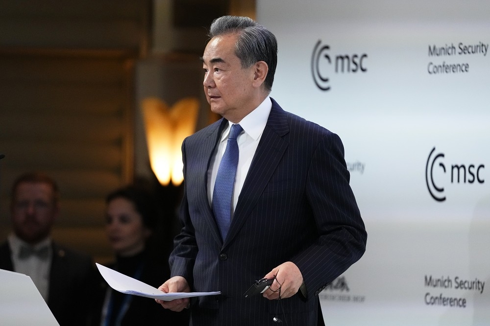 中國外長王毅在慕尼黑安全會議期間，針對美國處理高空氣球問題大肆批判。（美聯社）