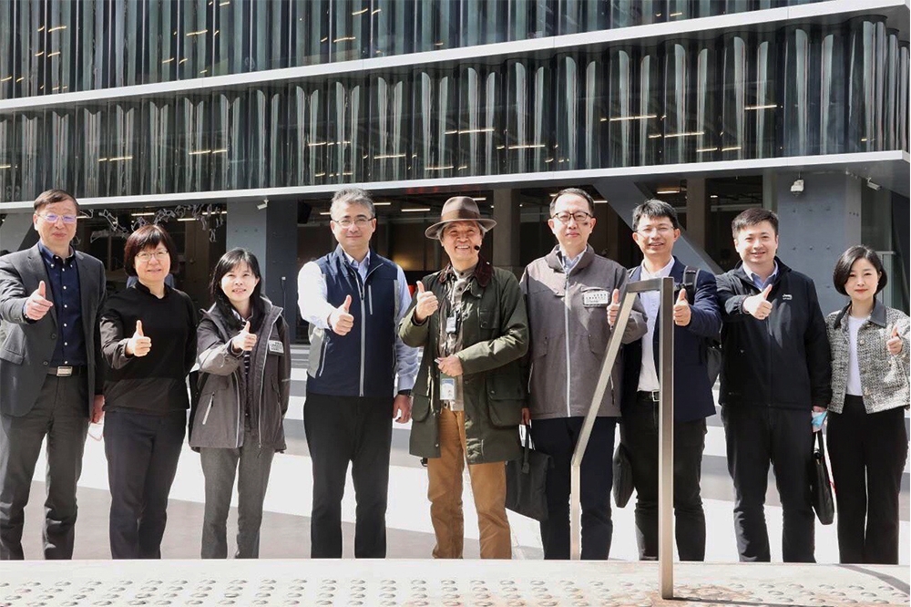 上海參訪團今天至台北表演藝術中心參觀，並於參訪結束後與北藝中心人員合影。（王侑聖攝）