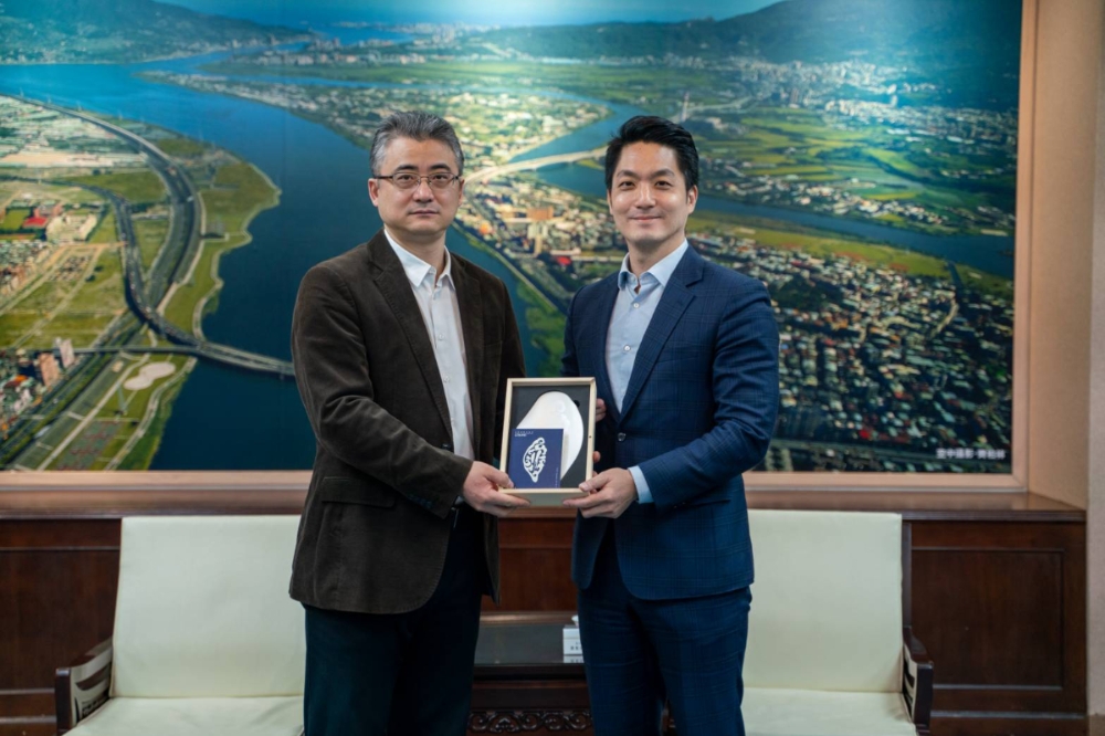 台北市長蔣萬安20日與上海市台辦副主任李驍東（左）見面。（台北市政府提供）  