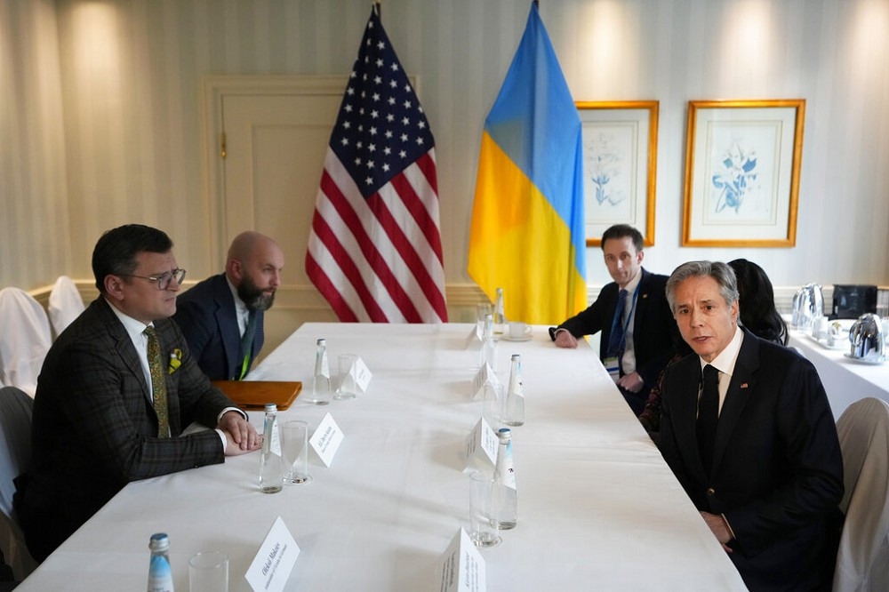 布林肯（右）在慕尼黑安全會議上會晤烏克蘭外長庫列巴（左），並警告中國不要提供俄方武器彈藥，以免加劇美中關係惡化。（美聯社）