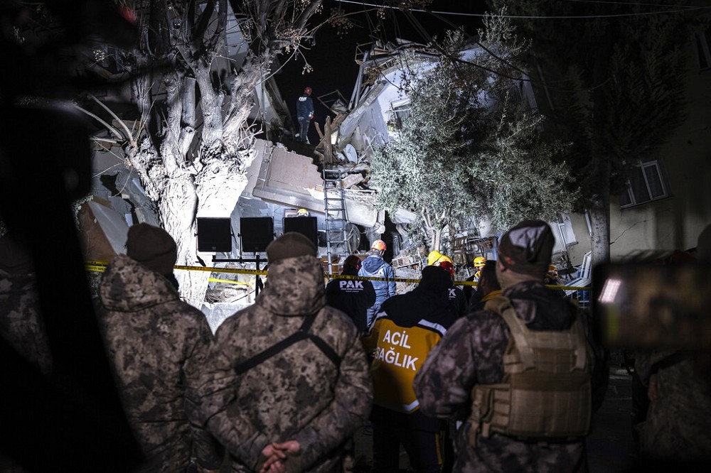 土耳其南部又傳規模6.4地震造成死傷，當地軍警與救難隊伍在倒塌的建築物展開搜救。（美聯社）