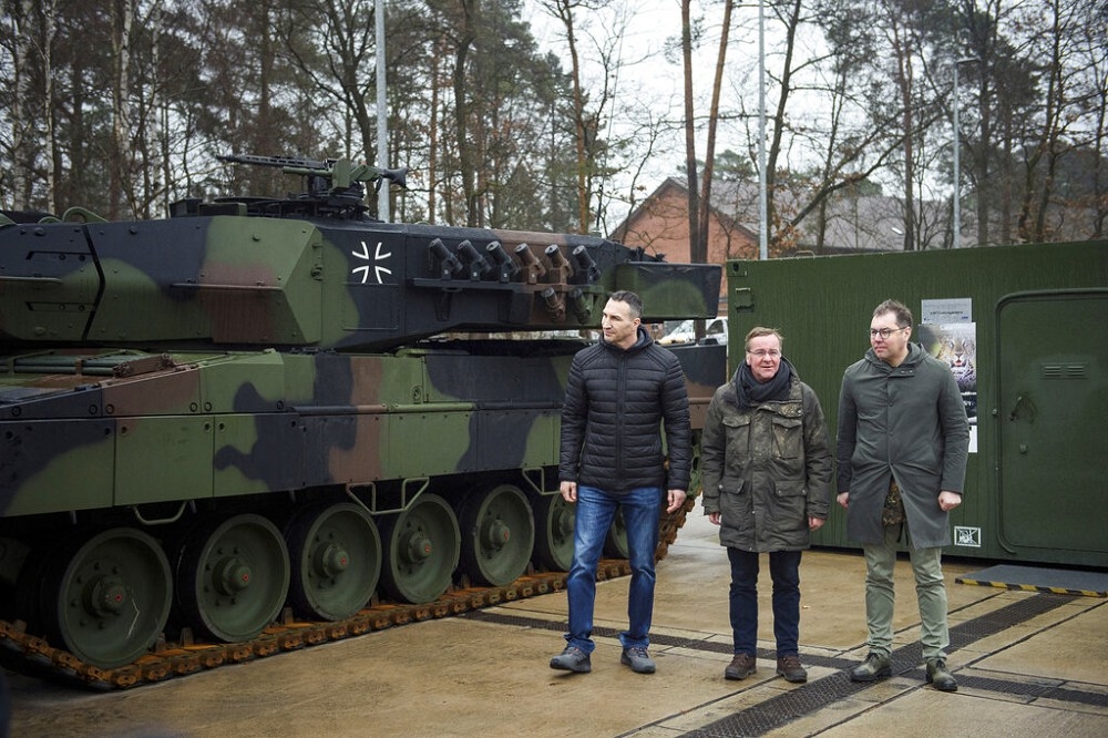 德國防長佩斯托瑞斯（中）、烏克蘭駐德大使馬基耶夫（右）以及首都基輔市長克里契科（左）造訪明斯特訓練基地，視察官兵受訓情況。（美聯社）

