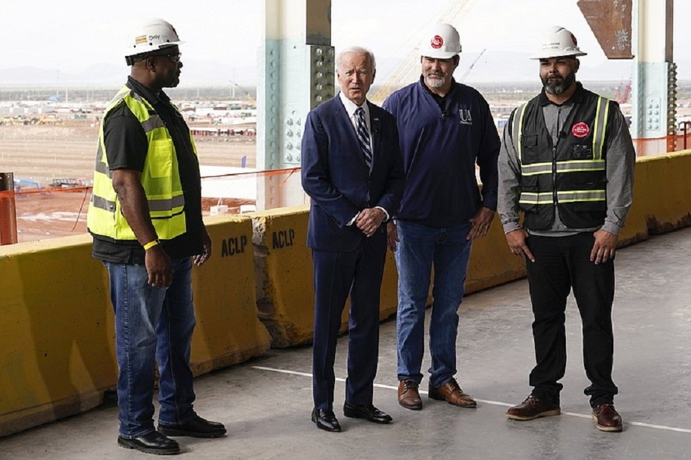 美國積極扶植晶片產業在本土製造，美國總統拜登（左2）去年12月走訪台積電位於亞利桑納州的新廠。（資料照片／美聯社）