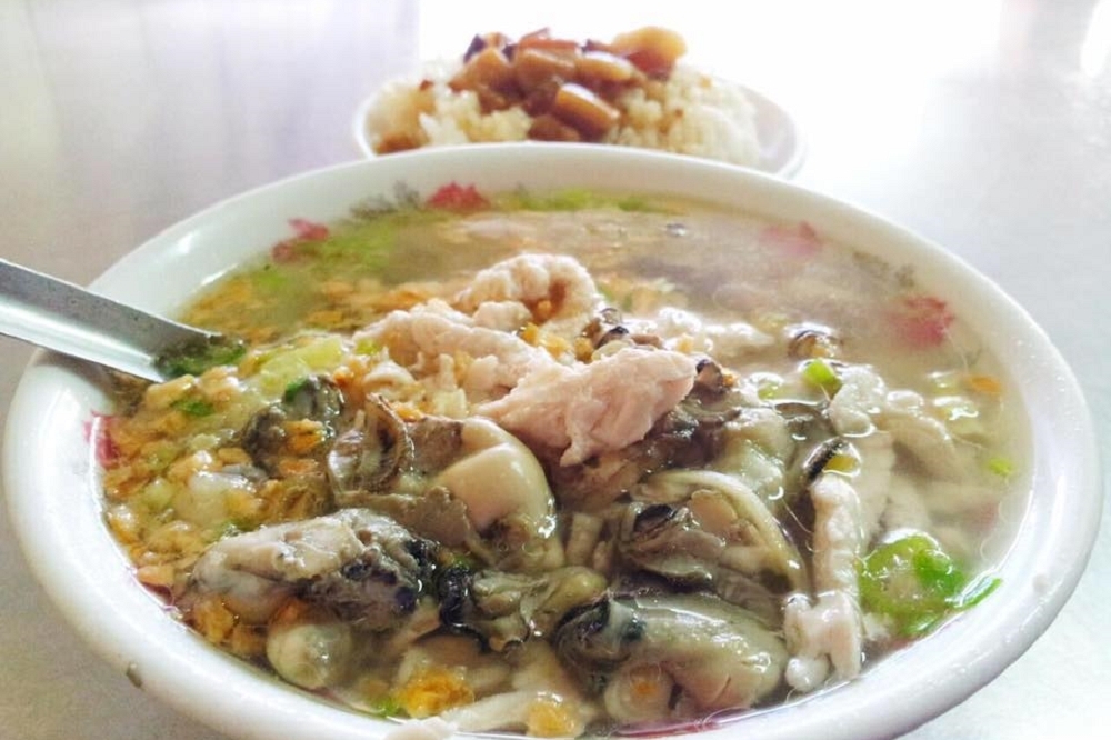 「大勇街無名鹹粥」因用料實在又價格實惠，成為許多人造訪台南時必吃的美食之一。（取自無名大勇街鹹粥臉書）