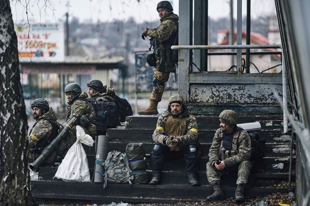 保衛巴赫姆特的烏克蘭守軍，隨身攜帶西方援助的無導引火箭彈。（美聯社）