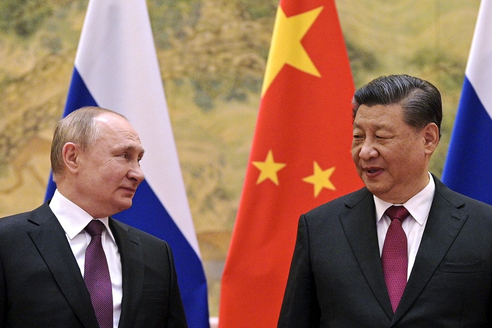 俄烏戰爭促使中俄經貿關係更緊密，俄國總統普丁（左）日前表示歡迎習近平（右）來訪。（資料照片／美聯社）
