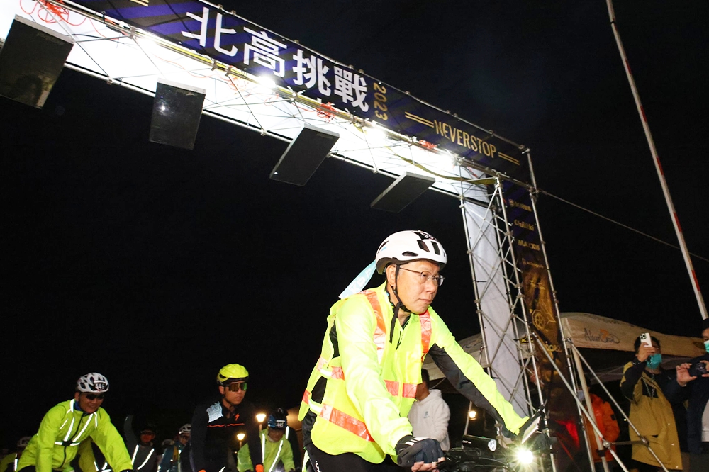 民眾黨主席柯文哲與前台北市副市長黃珊珊等人再次挑戰「一日北高」，從昨天凌晨6點出發，到今天凌晨3點18分正式抵達終點站高雄。（陳愷巨攝）