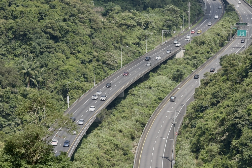 228連假來到第3天，國道也湧入大量車潮。（資料照片／張哲偉攝）