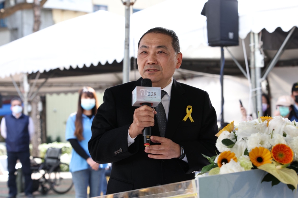 新北市長侯友宜今天（28日）出席二二八紀念儀式，他表示「歷史血淚不能被遺忘，更不能重演。」（陳愷巨攝）