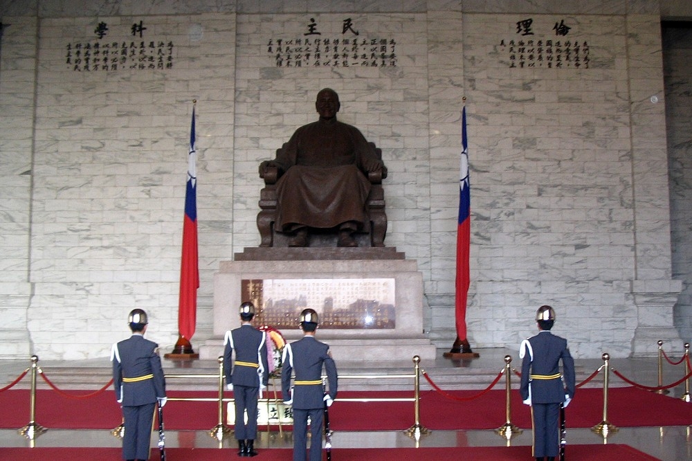 民主化之後，這個帝王式的紀念堂一直困擾著、分裂著台灣的社會和政治。（圖片摘自維基百科）