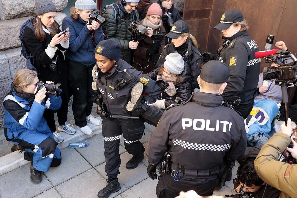 童貝里1日在挪威政府前抗議時，2度遭警方強制架離並拘捕。（美聯社）