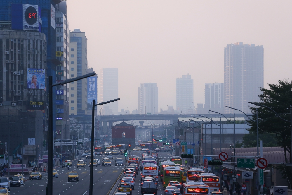 境外污染物移入隨著東北風進入台灣，連帶影響空氣品質。（資料照片／陳品佑攝）