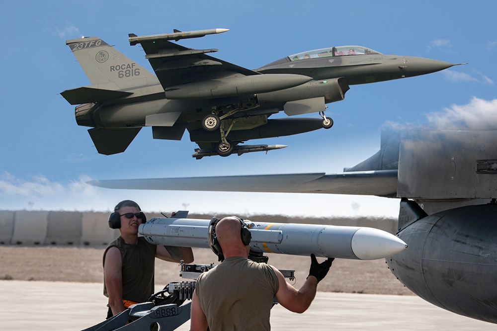 美對台軍售AIM-120C8先進空對空中程飛彈（下圖）。上圖為空軍四聯隊F-16戰機先前在國內試射AIM-120C7。（合成畫面／讀者Tsungfang Tsai提供、取自DVIDS）
