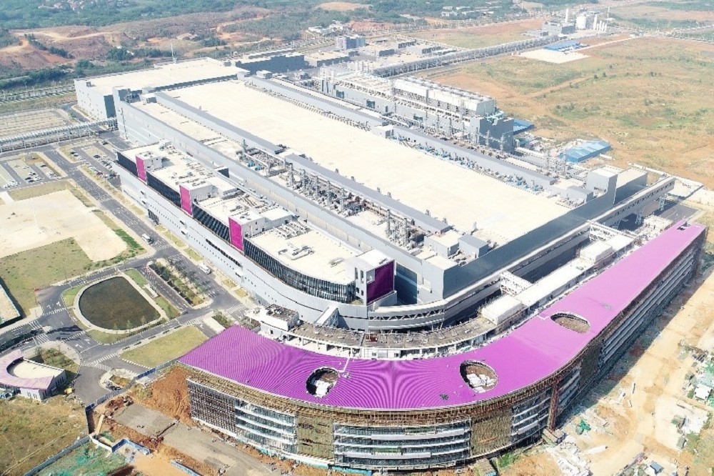 为了扶植晶片产业，中国政府计画再度向长江存储挹注大笔资金，图为该公司厂房外观。（取自长江存储网站）(photo:UpMedia)