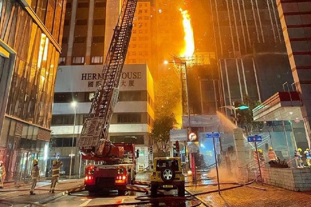 香港尖沙咀42樓大廈不明原因起火，火勢猛烈。（取自網路）