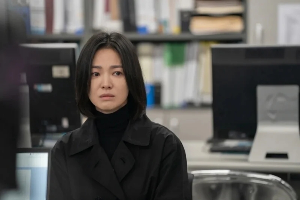 宋慧喬在《黑暗榮耀》第二季中向霸凌者全面宣戰，她強忍悲傷、眼眶含淚，讓人心生憐憫。（Netflix提供）