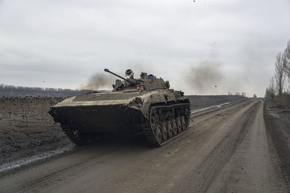 巴赫姆特守軍已有單位接到命令，先行撤離該城。圖為烏軍的BMP-2步兵戰車。（美聯社）