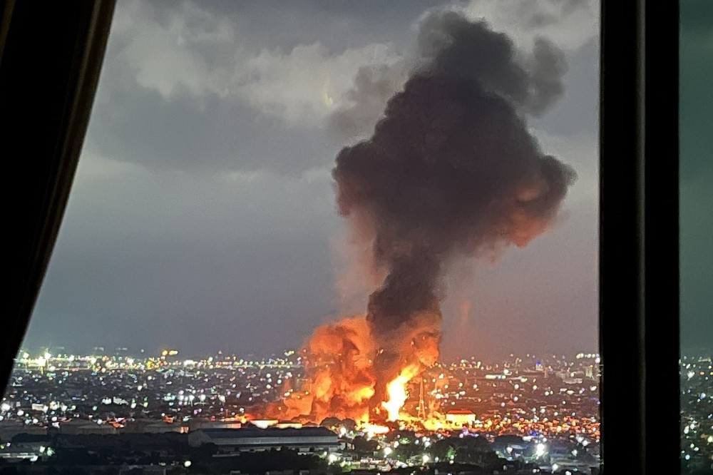 印尼國營石油公司（Pertamina）的一處油庫3日晚間傳出爆炸，火勢波及附近民宅，目前已造成至少17人死亡、約50人受傷。（取自推特）