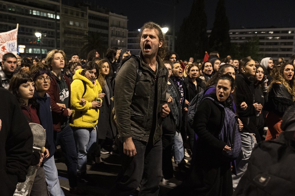 希臘數以千計民眾3日在全國各地示威，抗議政府長期忽略鐵路交通安全。（美聯社）