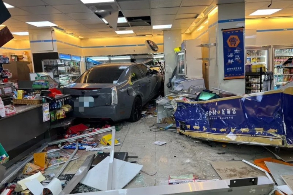 凱迪拉克撞進超商，店內貨架、商品及玻璃散落一地。（翻攝畫面）