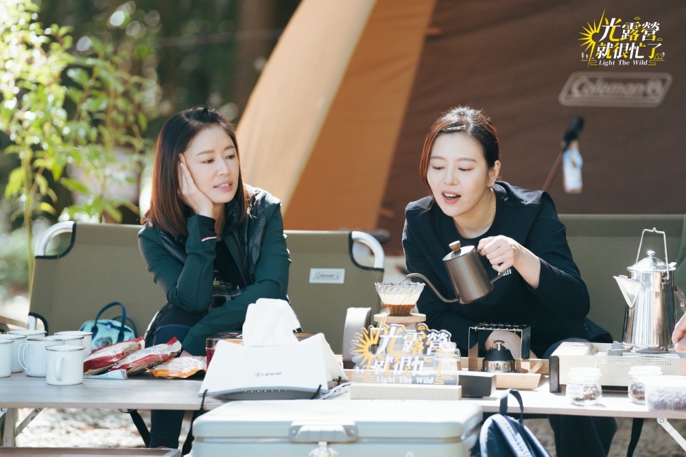林心如(左)擔任TVBS實境節目《光露營就很忙了》總製作人，帶領劉品言（右）等《華燈初上》一票好姐妹享受露營放鬆行程。(TVBS提供)