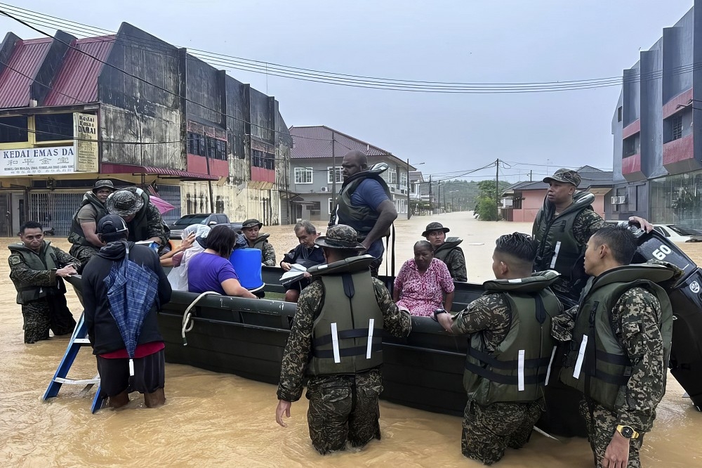 馬來西亞遭逢嚴重洪災，軍方出動人員與裝備協助民眾撤離。（美聯社）