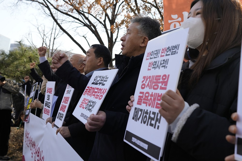 南韓外交部6日公布由韓方基金，對二戰遭日方強徵勞工進行代償的方案，反對人士聚集在外交部進行抗議。（美聯社）