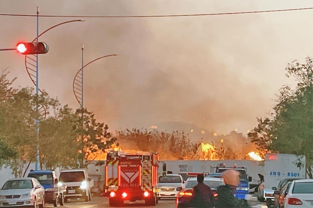 苗栗遠雄健康生活園區火勢燒了1天1夜，目前仍無法撲滅。（翻攝畫面）