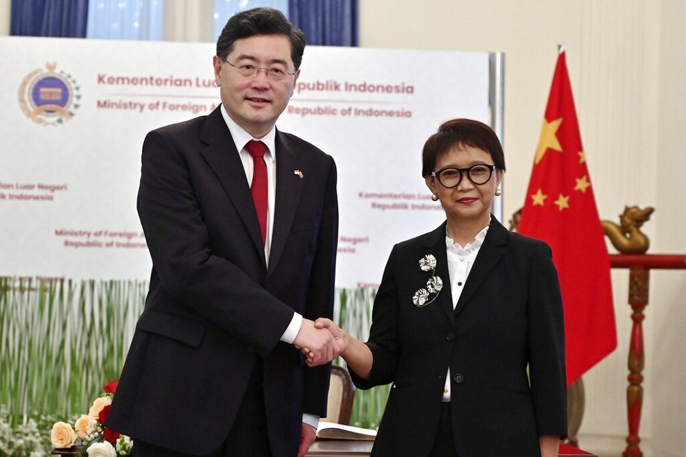 中國外長秦剛（左）在2月下旬訪問印尼時，向印尼外長勒特諾（右）承諾將盡快就「南海行為準則」展開談判。（美聯社）