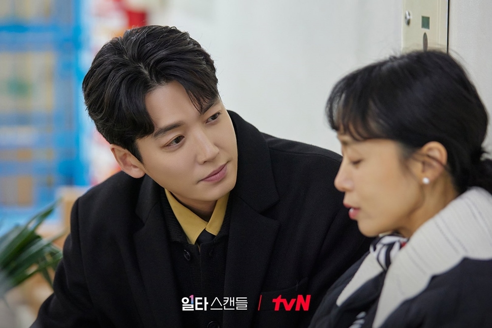 鄭敬淏（左）一圓與影后全道嬿（右）合作的夢想，兩人搭檔的韓劇《浪漫速成班》大結局創下17%高收視。（取自tvN）