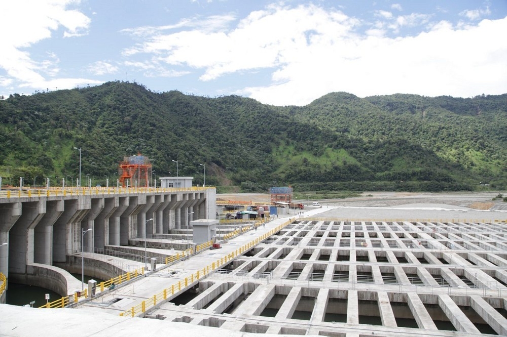 中國「一帶一路」政策推動興建的厄瓜多科多辛克萊水壩，出現數千條裂縫，低劣的品質至今仍無法通過驗收。（取自網路）
