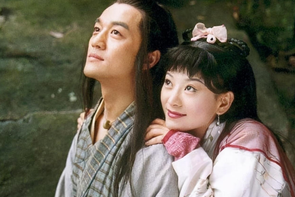 2001年版《笑傲江湖》由李亞鵬（左）和苗乙乙（右）飾演令狐沖和岳靈珊（圖片取自網路）