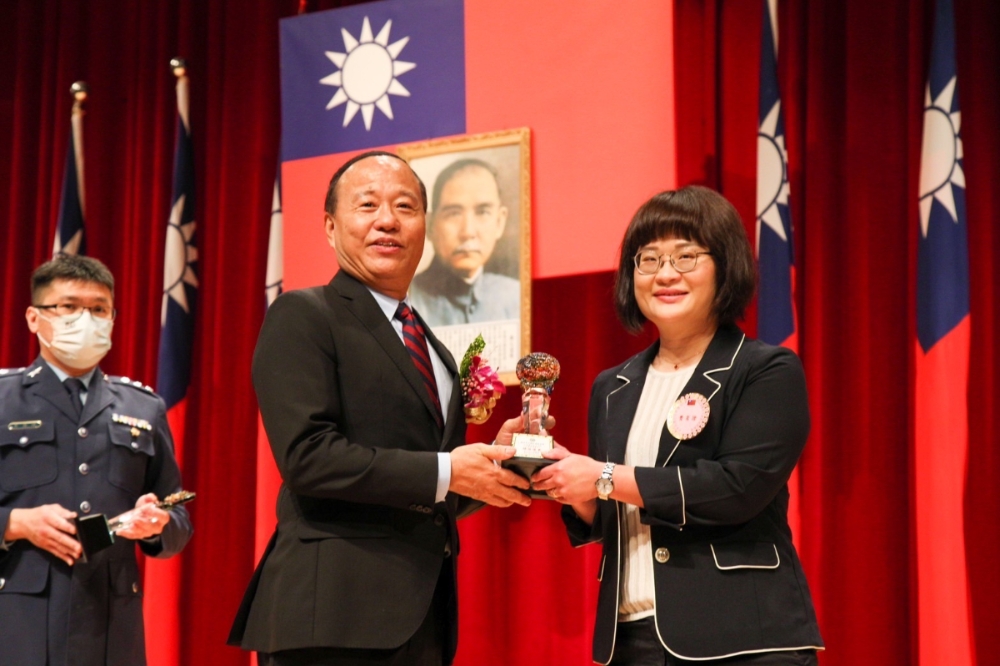 國防部副部長柏鴻輝頒授紀念獎牌。（國防部提供）