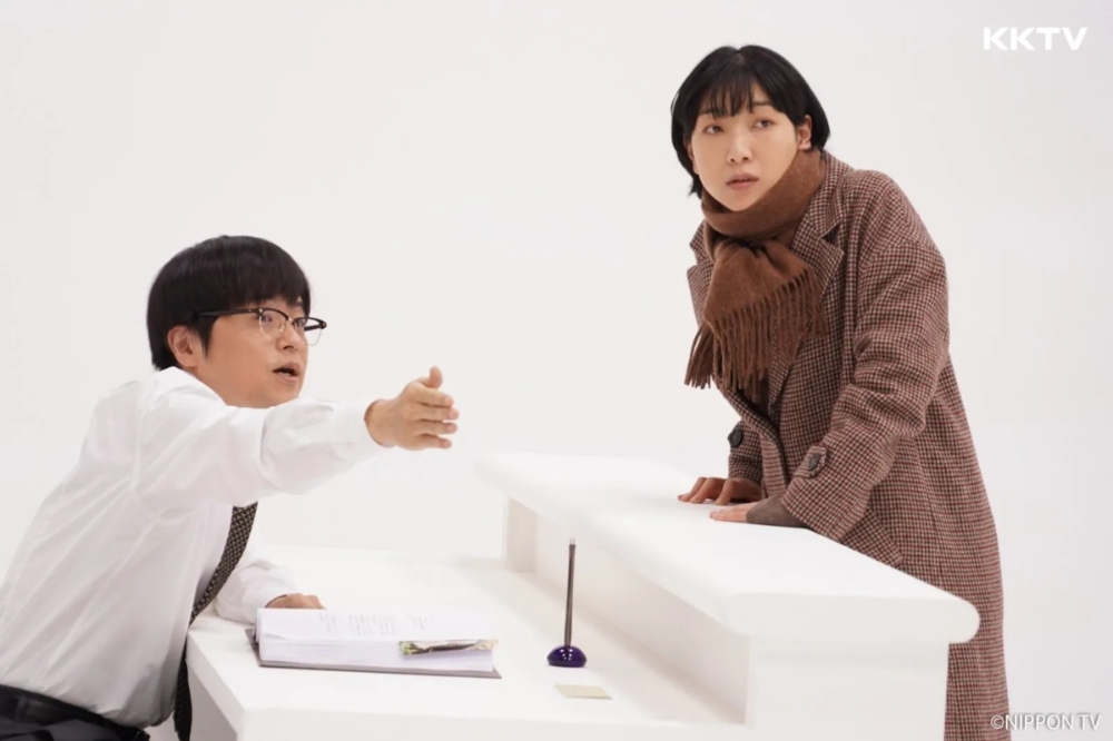 安藤櫻（右）在日劇《重啟人生》中一再重生修正自己的人生，編劇「笨蛋節奏」自己也客串演出引導她投胎的櫃台人員。（KKTV提供）
