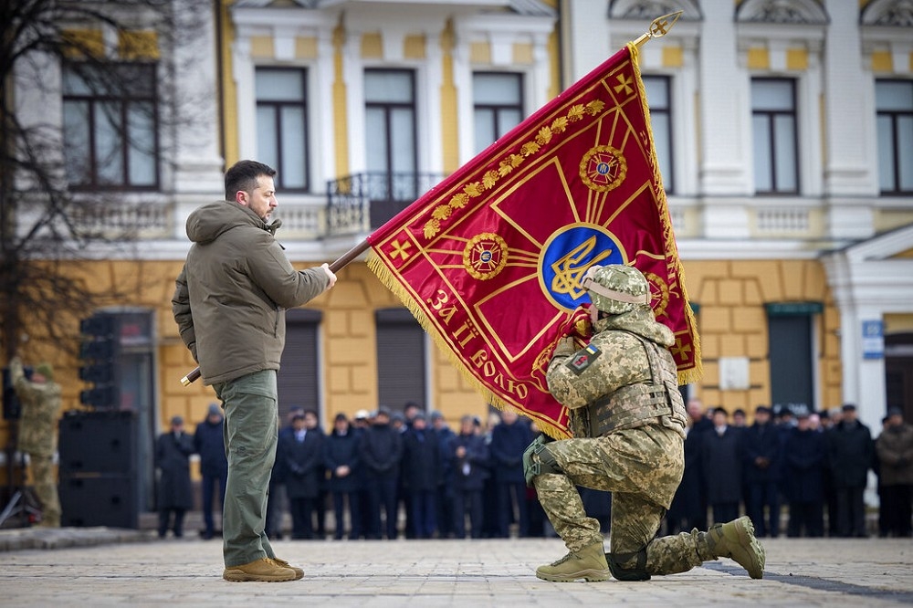 烏克蘭總統澤倫斯基接受CNN專訪，表示一定要堅守巴赫姆特。圖為澤倫斯基2月下旬舉行軍事紀念活動。（美聯社）