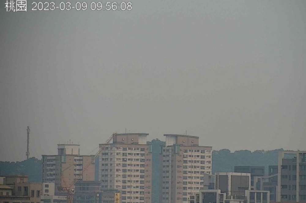 環保署空氣品質監測站所監測到的天空呈現一片灰濛濛。（取自環保署空氣品質監測網）