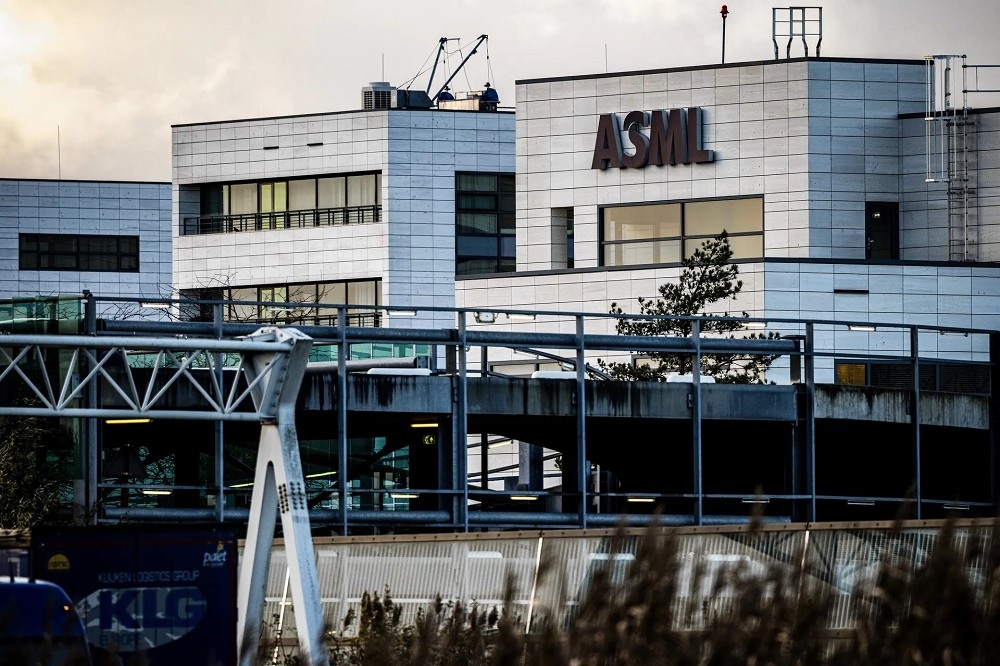 荷蘭半導體生產設備商ASML恐受晶片禁令衝擊。（美聯社）