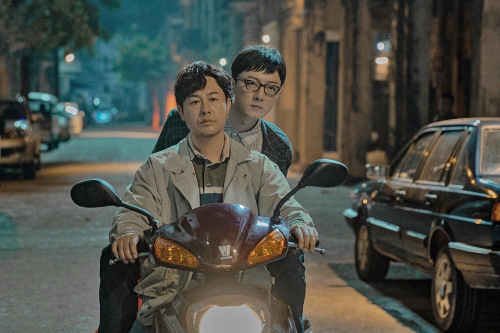 中國男星蘇小玎（右）在《狂飆》中飾演張頌文 （右）弟弟「高啟盛」，瞬間爆紅，近日他被指亂接業配，還到帶貨直播站台撈金，讓劇迷直呼失望。（取自微博）