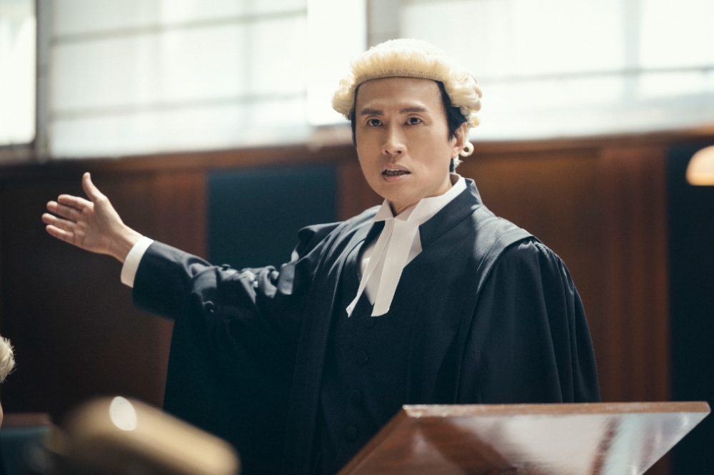香港喜劇天王黃子華在《毒舌大狀》中難得正經扮演為民喉舌的律師，不少法庭辯論戲，挑戰他演戲40年來最長的台詞。（華映娛樂提供）
