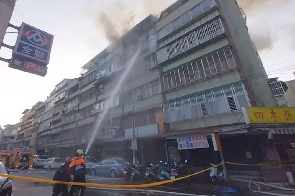 台北市信義區今天清晨發生一起火警，警消救出一對小姊弟、但爸爸逃生不及葬身火窟。（翻攝畫面）