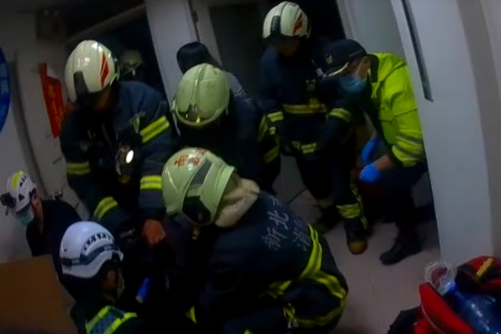 新北市板橋區醫療器材店驚傳電梯故障，一名王姓婦人慘遭夾死。（翻攝畫面）