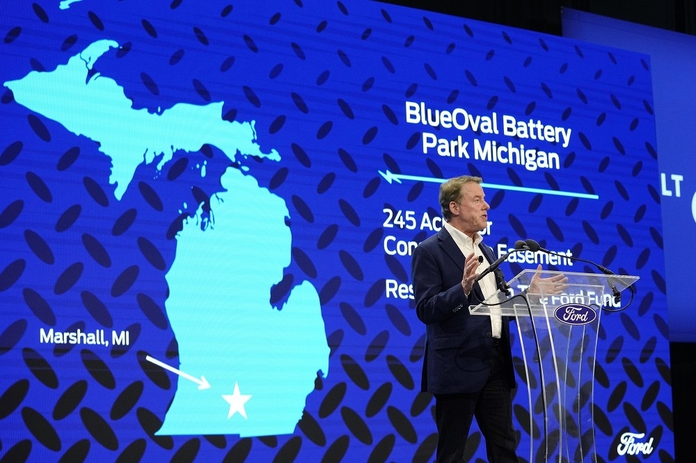 福特汽車執行長比爾福特2月介紹在密西根州設立電池廠的投資案。（美聯社）