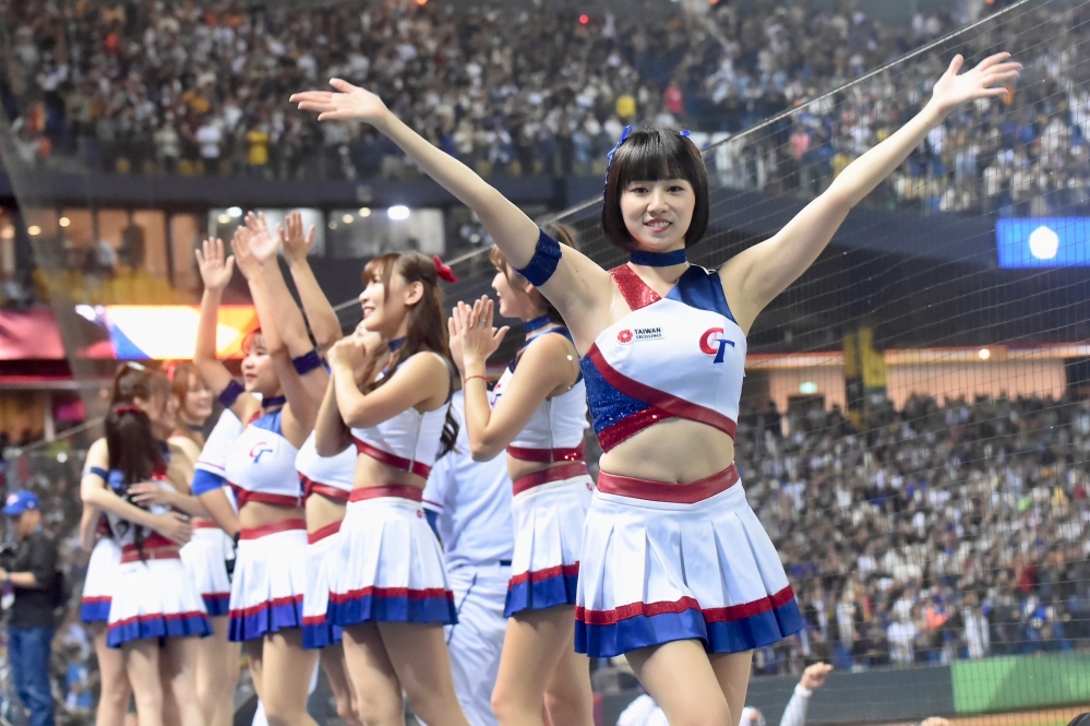 2023世界棒球經典賽（WBC），「台灣精品經典女孩」為台灣隊應援，成為場邊最美風景線。（張哲偉攝）