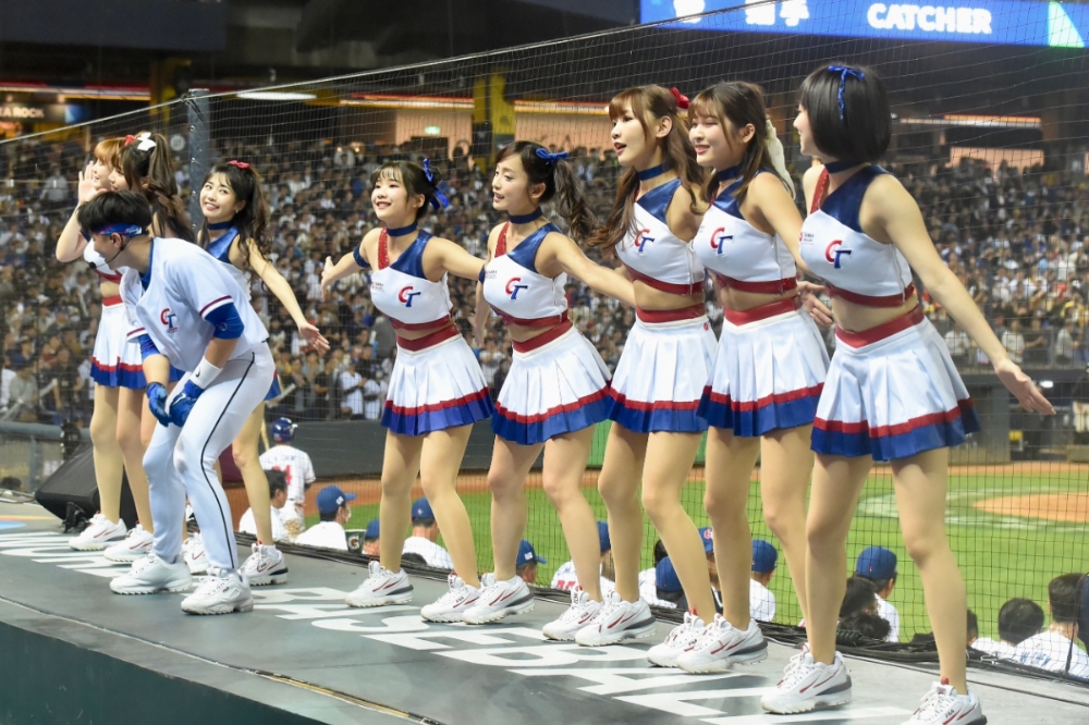 「台灣精品經典女孩」在場上熱情加油，成為比賽的另一道美麗風景。（張哲偉攝）