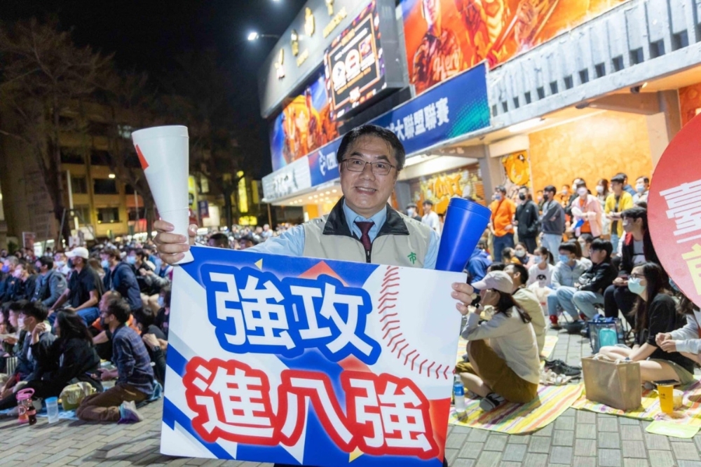 為慶祝中華隊勝利，不少「美食祭品」也將兌現，台南市長黃偉哲發出100份致勝大禮包。（台南市政府提供）