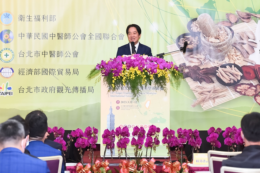 副總統賴清德今天出席中醫師公會全聯會活動，除感謝中醫師在疫情時對台灣醫療的貢獻，更大讚：「確診時喝清冠一號真的有效」。（楊約翰攝）