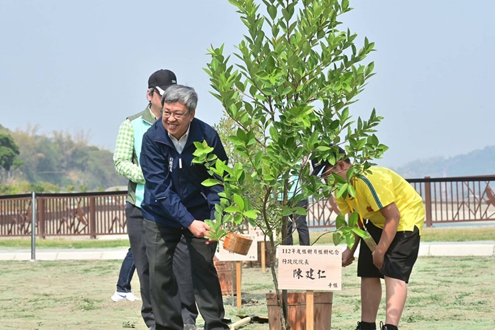 行政院長陳建仁今天出席「森活圈」總統植樹活動，他表示，下周將有200萬顆的雞蛋進口，請民眾共體時艱，切勿過度囤積。（取自陳建仁臉書）